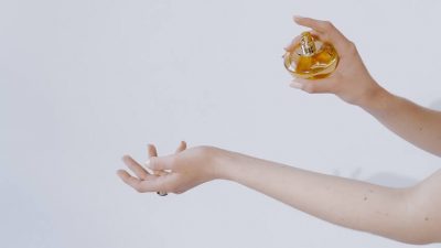 Welke goedkope parfum blijft lang hangen